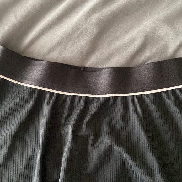 Nike tennis skirt with built in spandex size medium - Picture 3 of 6